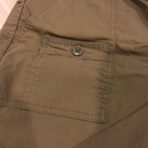 Gap Olive Green Cargo-Type Shorts - Picture 2 of 6